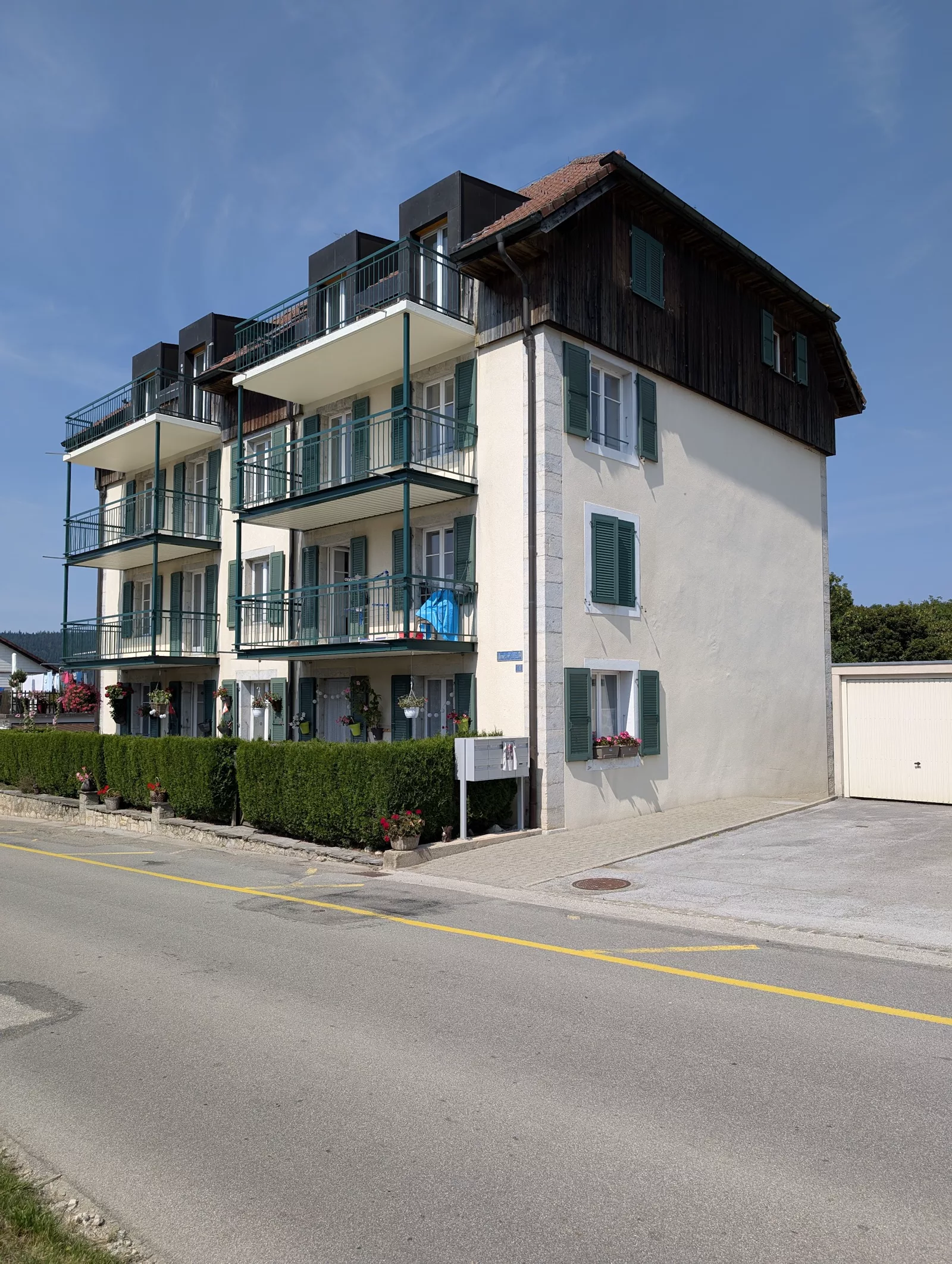 Façade d'un immeuble administré aux Bayards, dans le canton de Neuchâtel